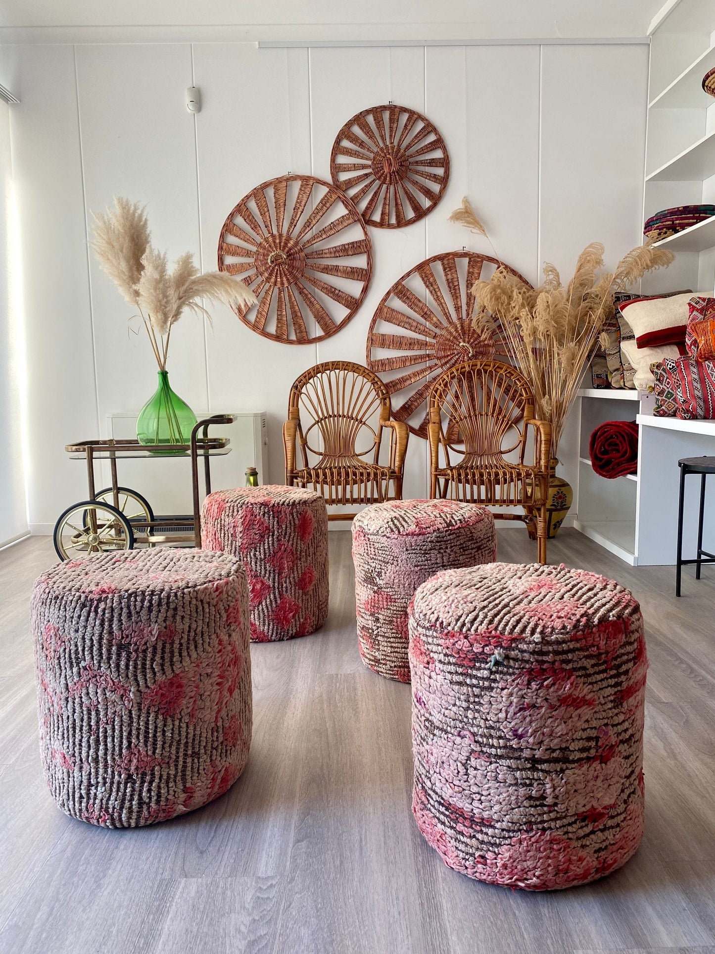 Wood and wool berber pouf (9), Beige and pink pouf