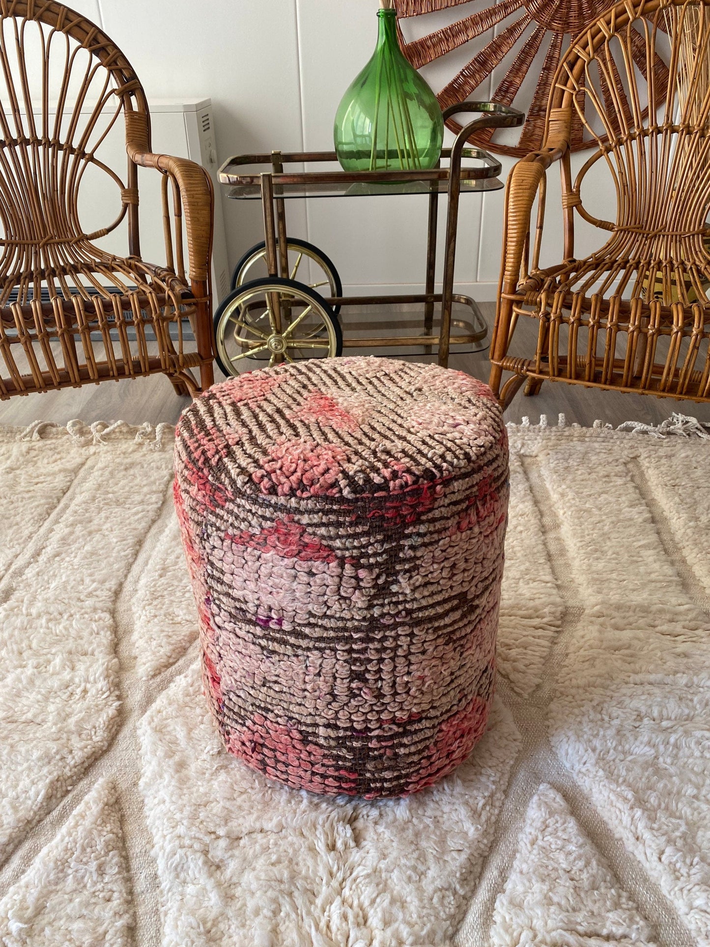 Wood and wool berber pouf (9), Beige and pink pouf