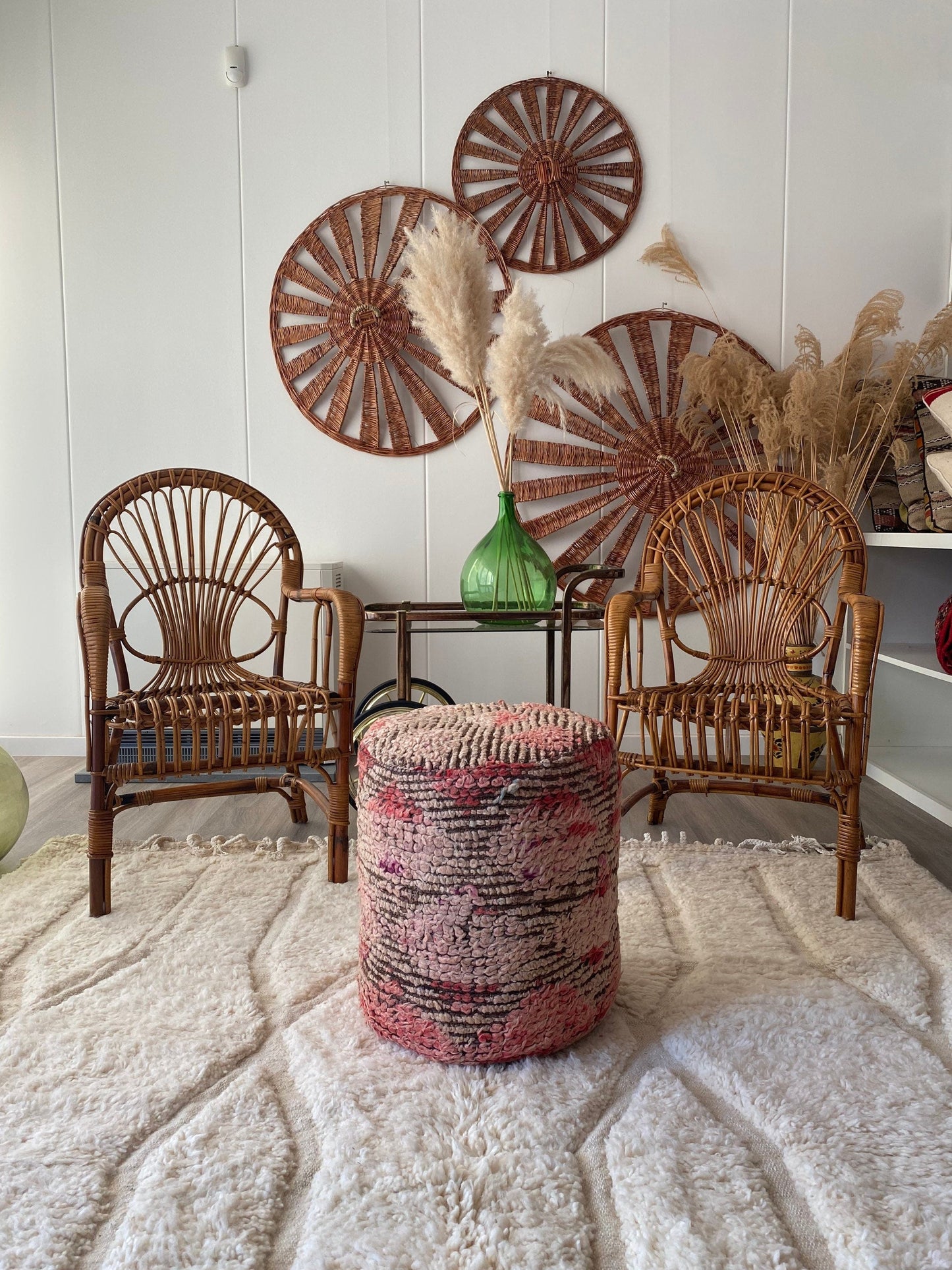 Wood and wool berber pouf (9), Beige and pink pouf