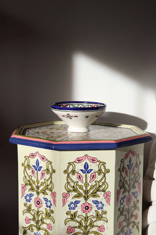 Kleine keramische kom, met de hand beschilderd keramiek in Fes, Marokko