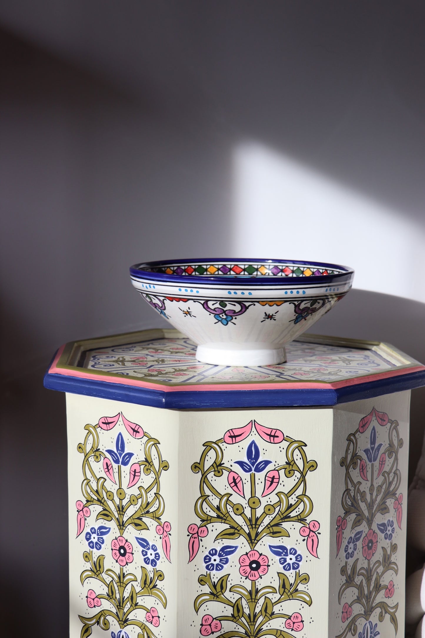 Grote keramische kom, met de hand beschilderd keramiek in Fes, Marokko