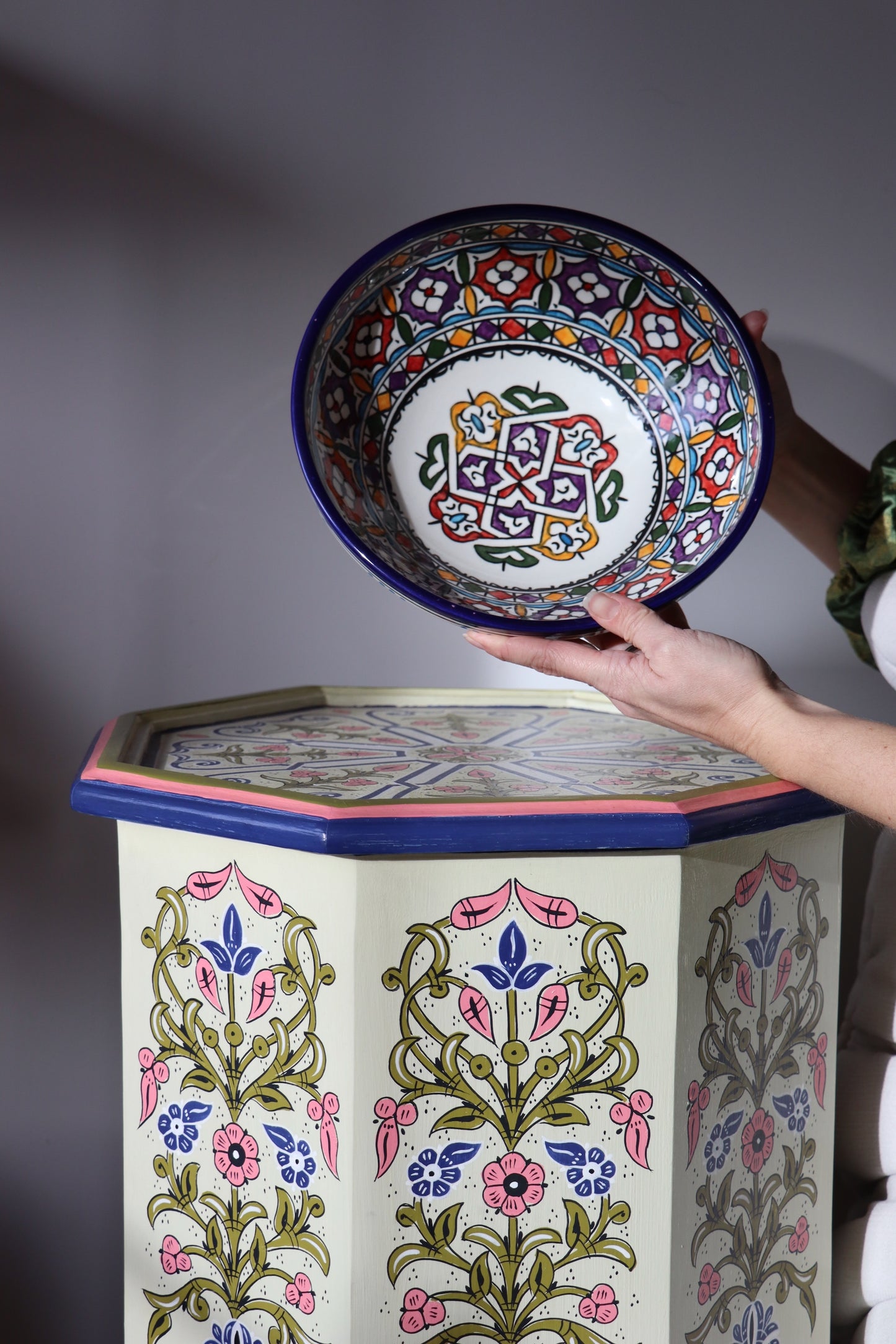 Grote keramische kom, met de hand beschilderd keramiek in Fes, Marokko