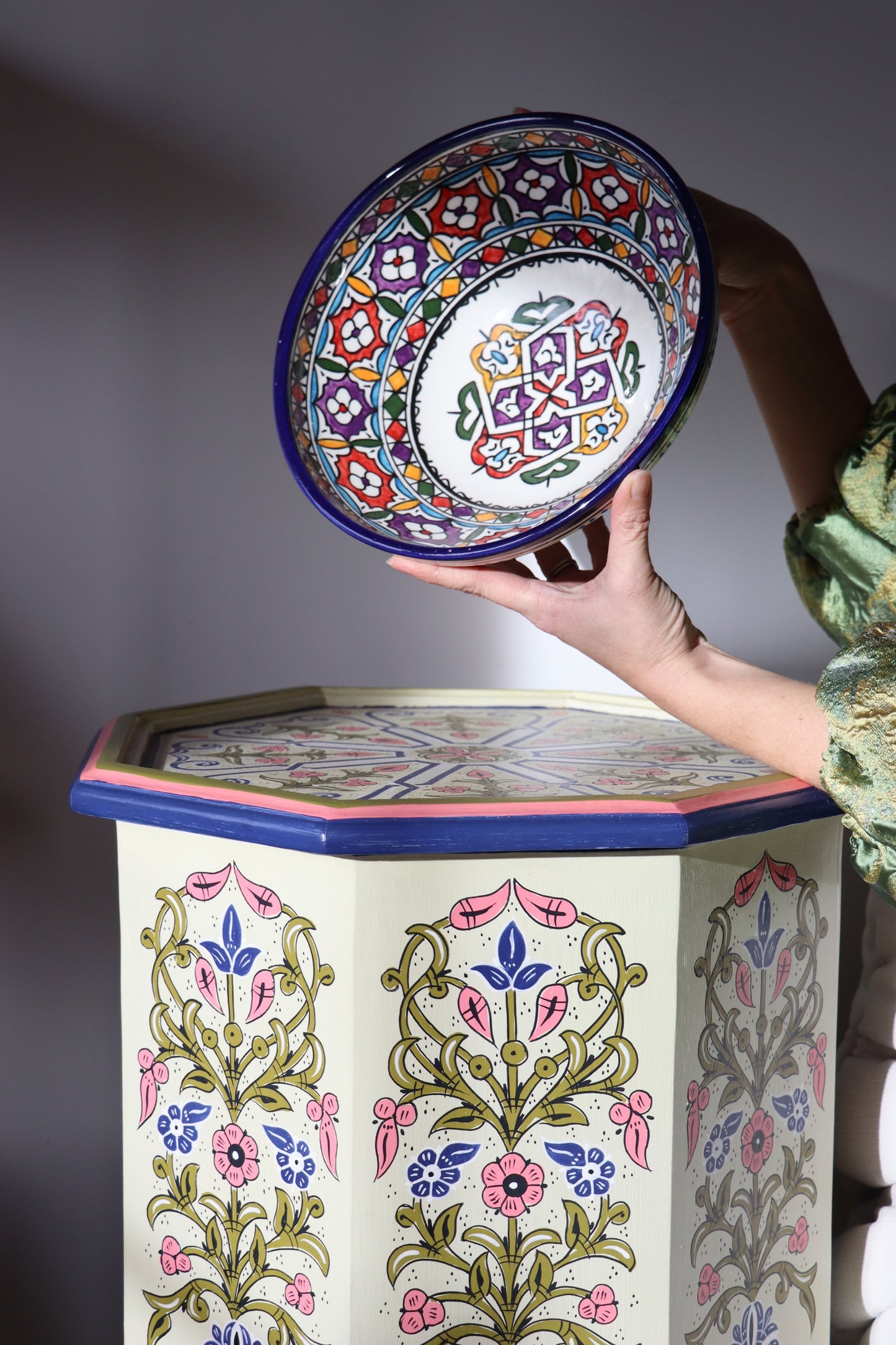 Grote keramische kom, met de hand beschilderd keramiek in Fes, Marokko