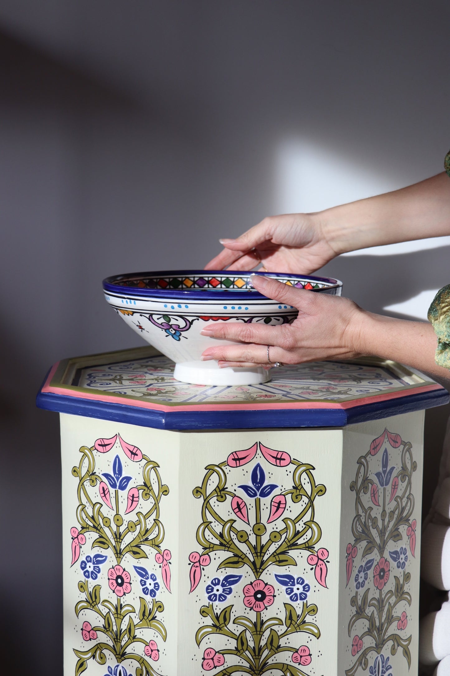 Grote keramische kom, met de hand beschilderd keramiek in Fes, Marokko