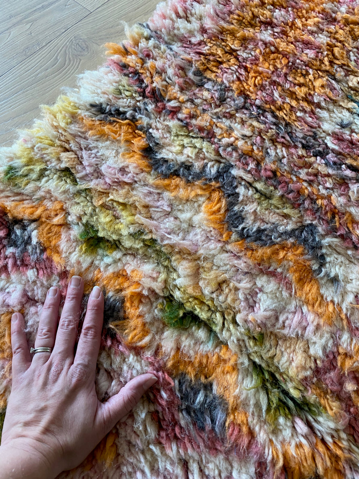 Tapis Beni Ouarain coloré (1290) 292x203cm - Flower Fields Orange