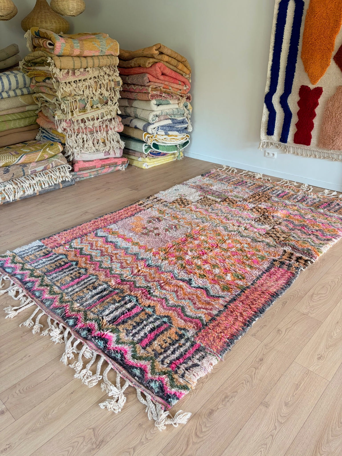 Tapis Beni Ouarain coloré (1289) 307x190cm - Flower Fields Pink