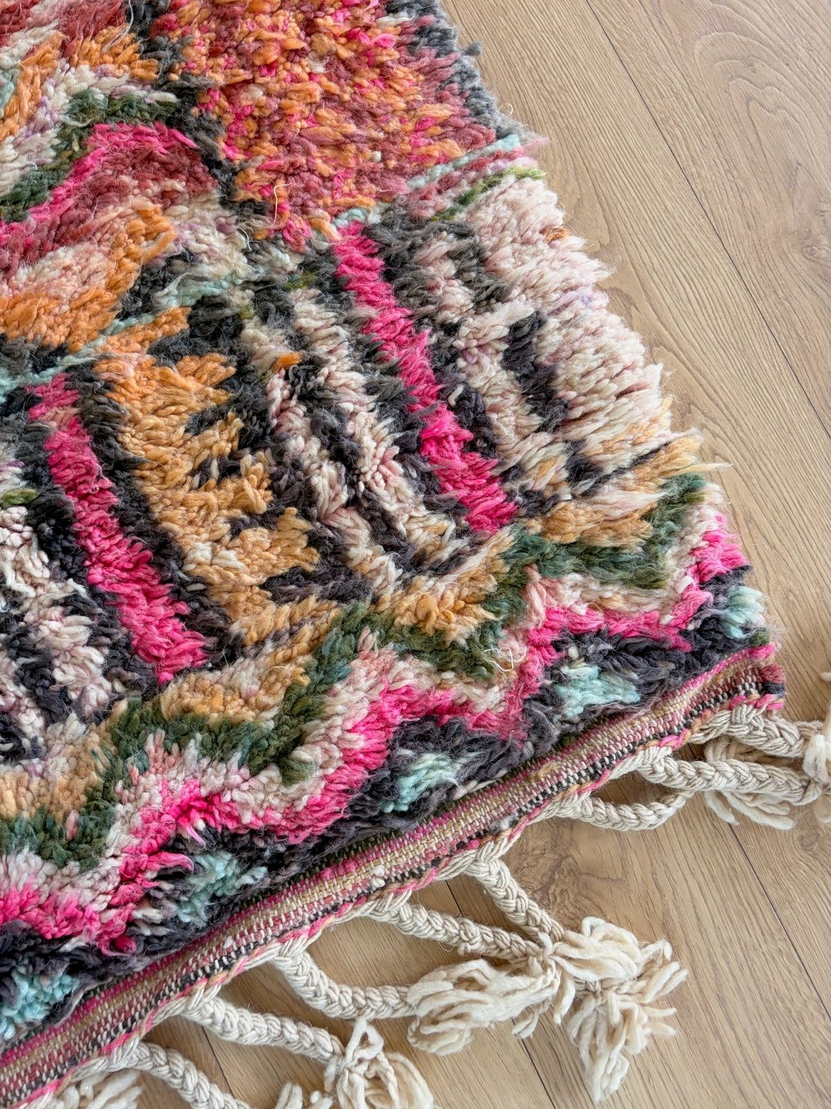Tapis Beni Ouarain coloré (1289) 307x190cm - Flower Fields Pink