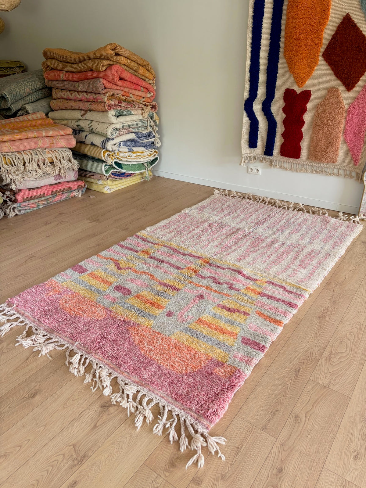 Tapis Beni Ouarain coloré (1249) 256x158cm - Pyramids at Sunrise