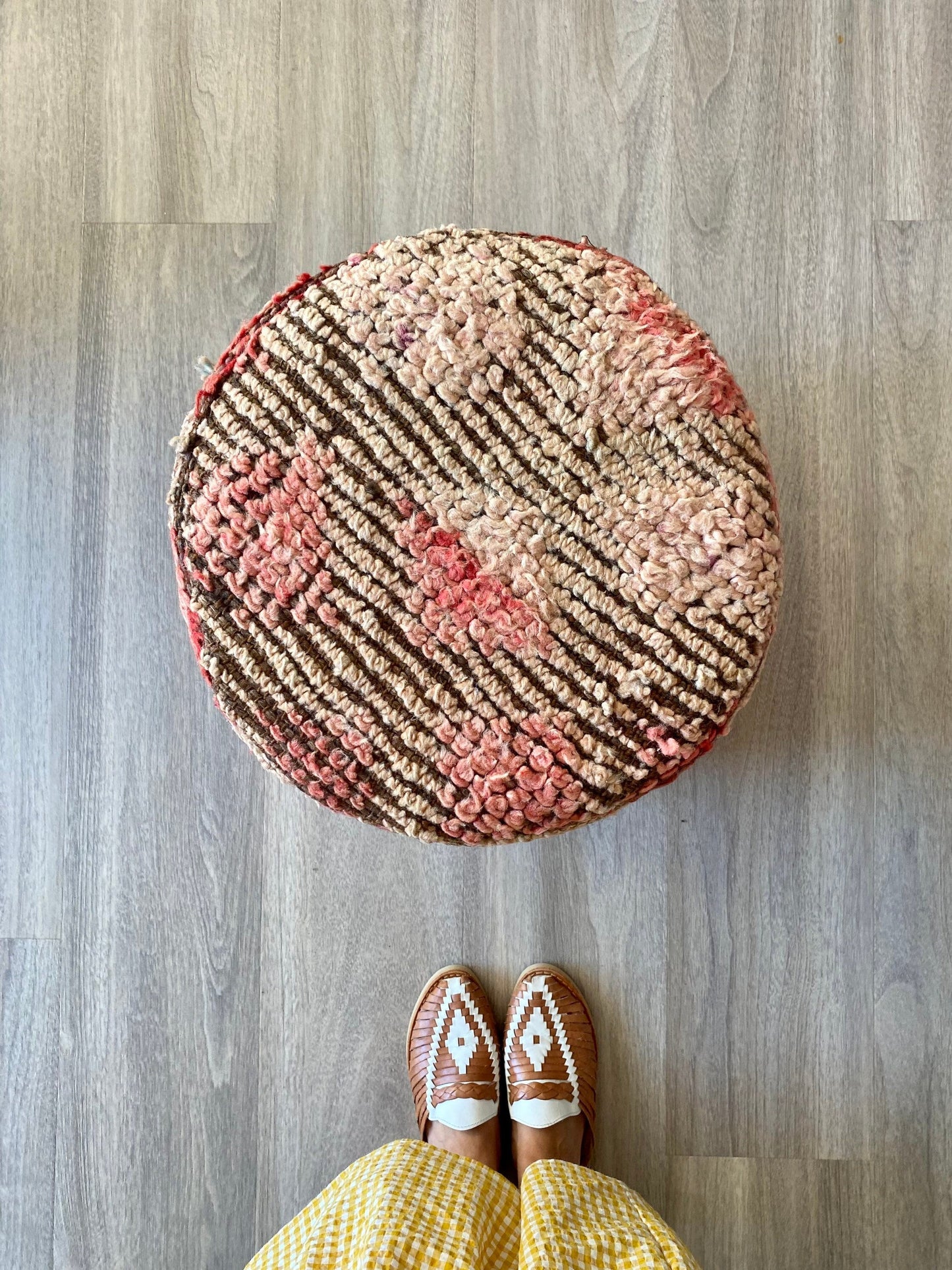 Wood and wool berber pouf (9), Beige and pink pouf