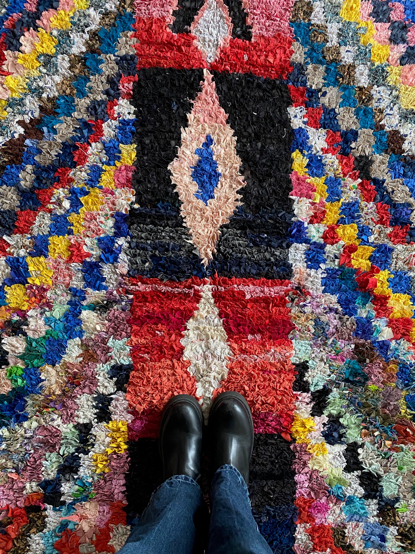 Tapis Boucherouite (243), tissé à la main avec des tissus recyclés 210x112cm