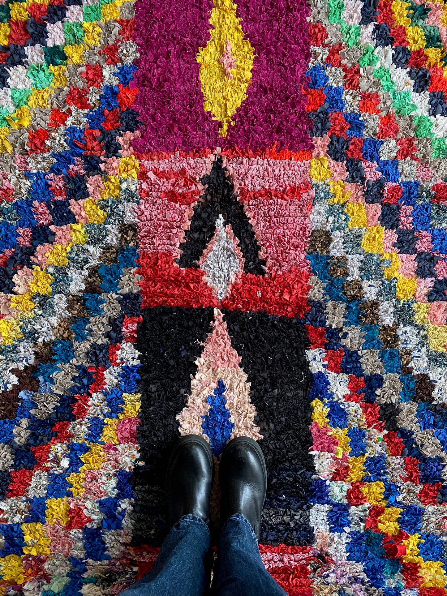 Tapis Boucherouite (243), tissé à la main avec des tissus recyclés 210x112cm